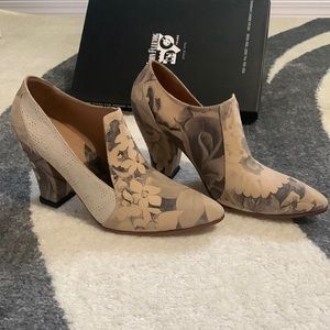 NWT John Fluevog Elegant Conversations Kendra Shoes in Floral Grey